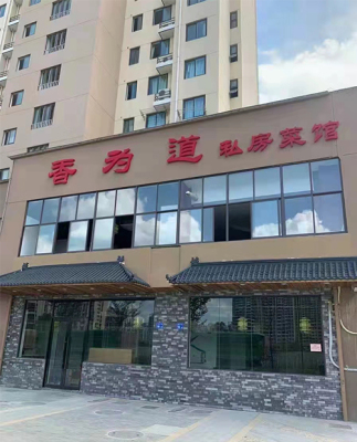 Yy易游体育平台合法吗:1510液压对辊制砂机处理鹅卵石时产200吨出料粒形规整安稳